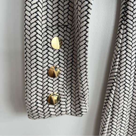 Dynamite pattern dress in black and white - Picture 9 of 12